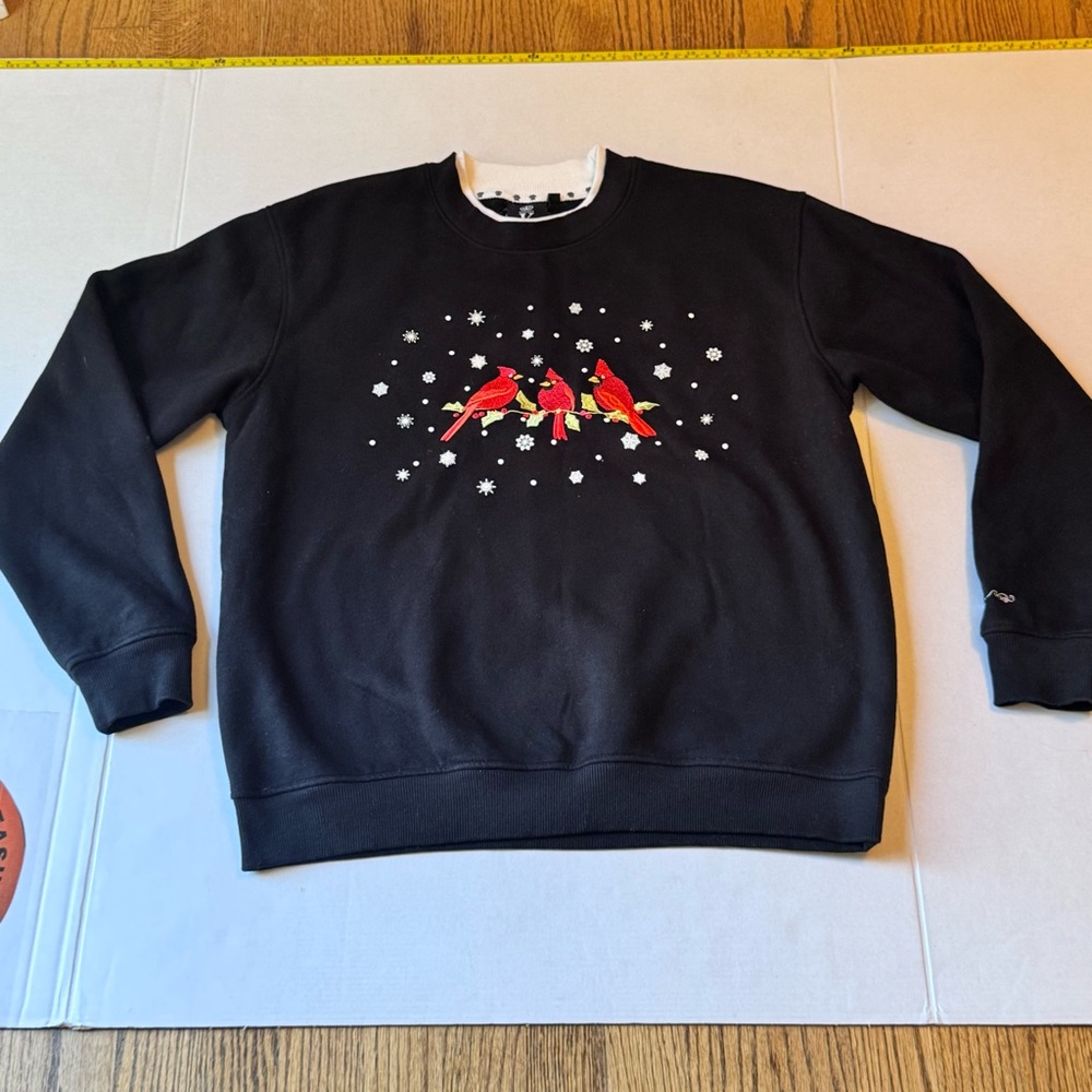 King Universal Black‎ Cardinal Embroidered Sweatshirt Winter Snowflakes Large